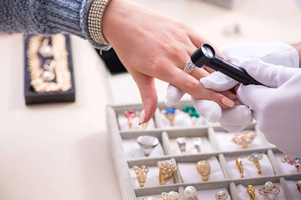 Joyas masculinas y cliente femenino en la tienda — Foto de Stock