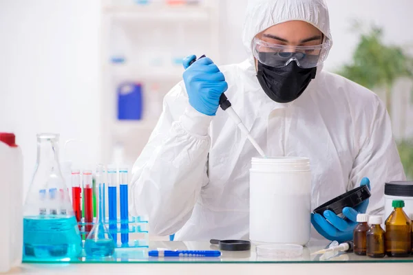 Jonge mannelijke chemicus werkzaam in medisch lab — Stockfoto