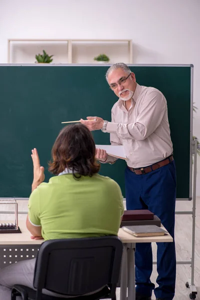 Starý profesor fyzik a mladý student ve třídě — Stock fotografie