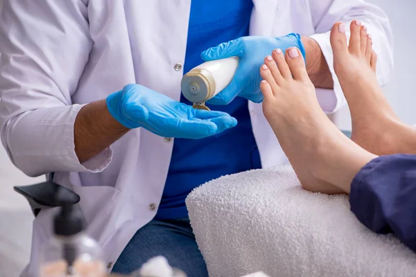 İşlem sırasında ayak tedavi uzmanı
