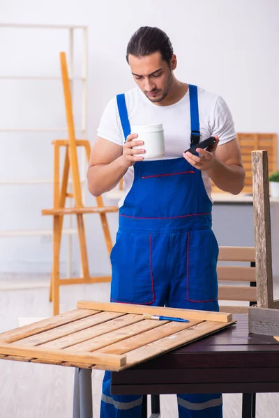 Genç erkek müteahhit atölyede çalışıyor.