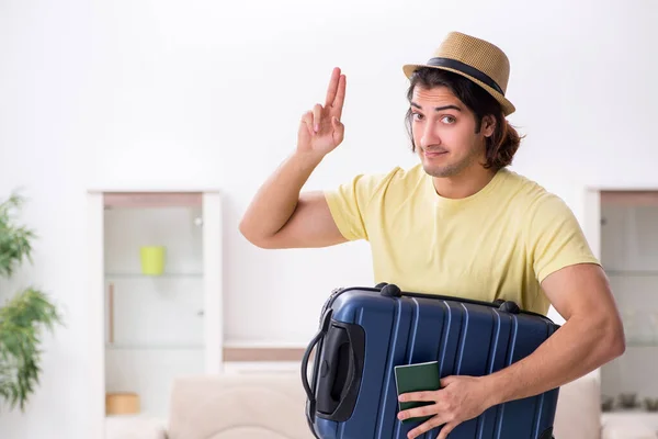 持有护照和手提箱准备旅行的年轻人 — 图库照片