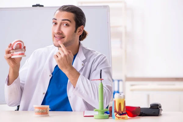 Junger Zahnarzt arbeitet in der Klinik — Stockfoto