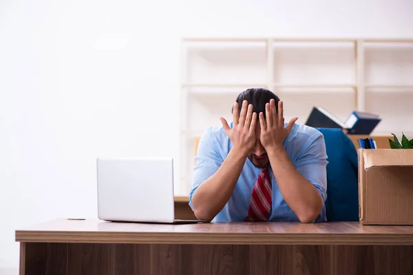 Junge männliche Mitarbeiter im Umzugskonzept — Stockfoto