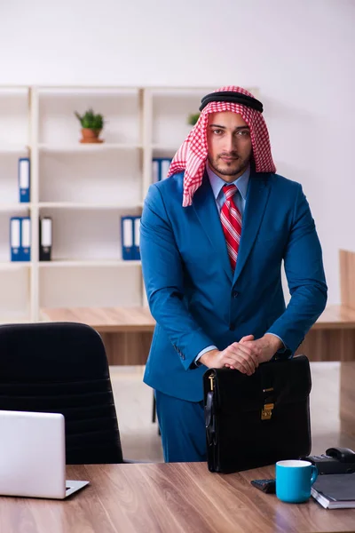 Mladý mužský arabský zaměstnanec pracující v úřadu — Stock fotografie