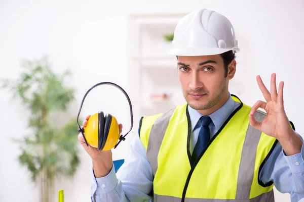 Junger männlicher Architekt arbeitet im Büro — Stockfoto