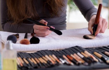 Makyaj sanatçısı fırçaları işe hazırlıyor
