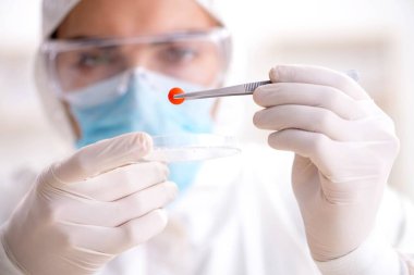 Uyuşturucu sentezi konseptinde laboratuar asistanı