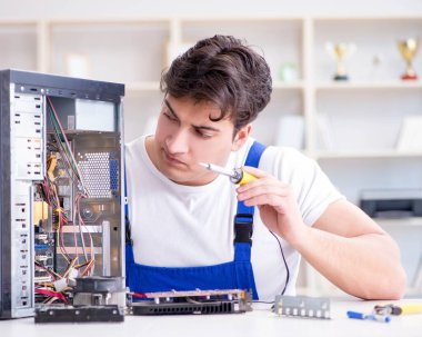 Tecrübeli teknikler tarafından bilgisayar donanımı onarımı ve onarımı