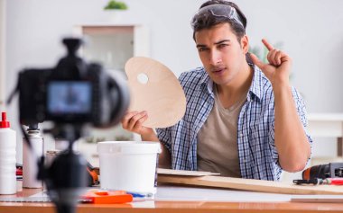 diy blog yazarı kadın işçiliği hobisinin videosunu kaydediyor