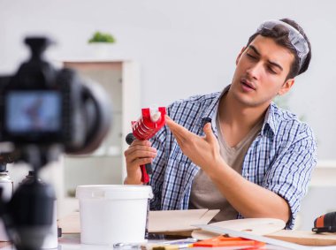 diy blog yazarı kadın işçiliği hobisinin videosunu kaydediyor