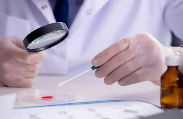 Drug synthesis lab experimentnig with pills — Stock Photo, Image