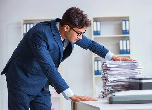 Businessman making copies in copying machine — Stock Photo, Image