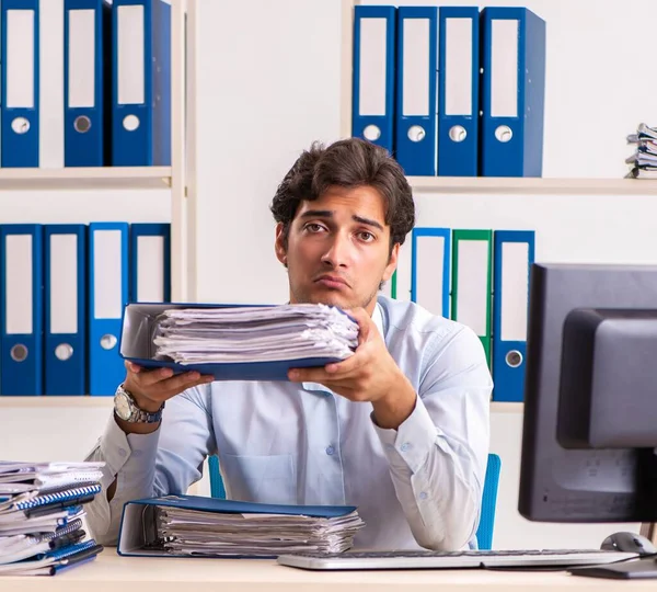 Funcionário ocupado sobrecarregado com muita papelada e trabalho — Fotografia de Stock