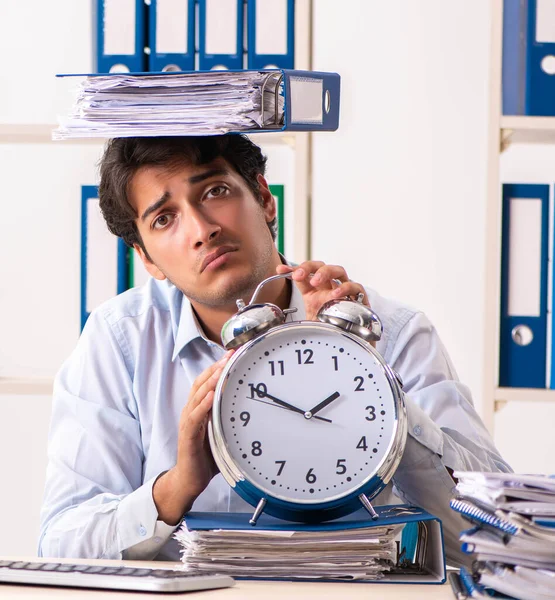 Überlasteter Mitarbeiter mit zu viel Arbeit und Papierkram — Stockfoto