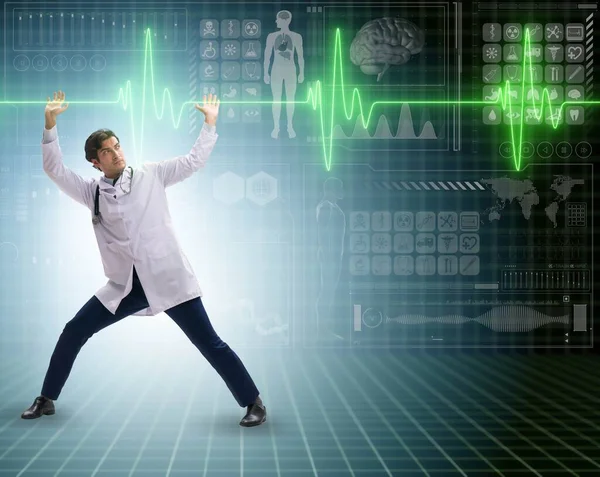 Arts cardioloog ondersteunt cardiogram hartlijn — Stockfoto