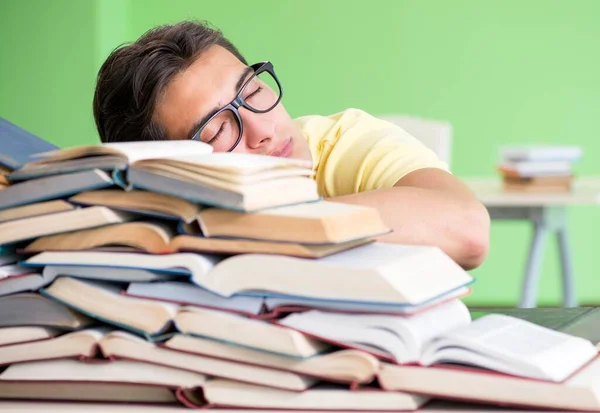 Estudante com muitos livros para ler antes do exame — Fotografia de Stock