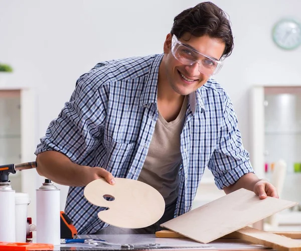 Marangozluk hobisi olan genç bir adam.