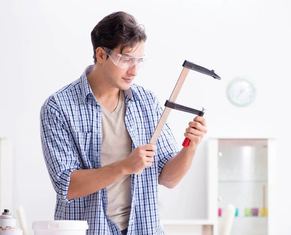 Marangozluk hobisi olan genç bir adam.