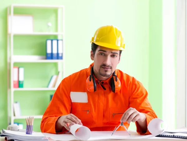 Supervisor da construção que planeia novo projecto no escritório — Fotografia de Stock