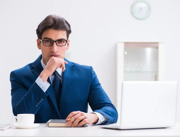 Junge hübsche Geschäftsfrau arbeitet im Büro am Schreibtisch — Stockfoto