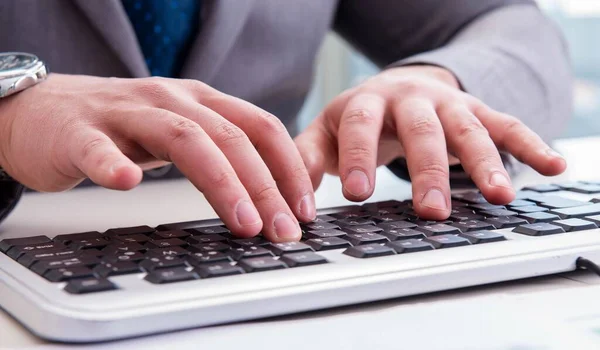 Finanzas profesionales trabajando en teclado con informes —  Fotos de Stock