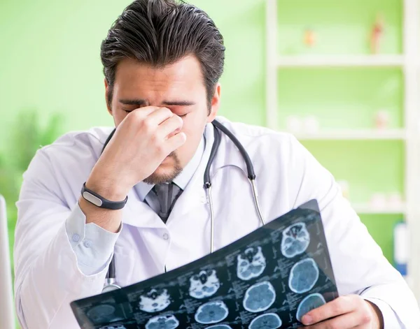 Doktor radyoloji uzmanı hastanede röntgen taramasına bakıyor.