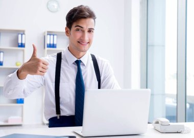 Genç ve şık bir işadamı ofiste çalışıyor.