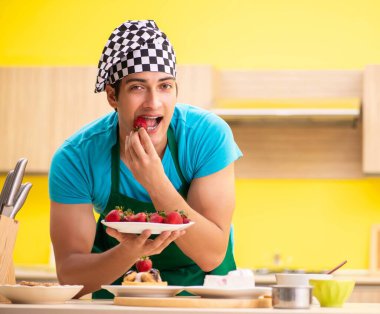 Adam evde pasta hazırlıyor.