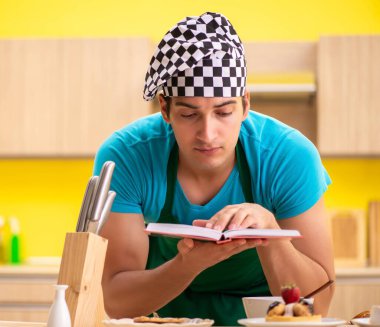 Adam evde pasta hazırlıyor.