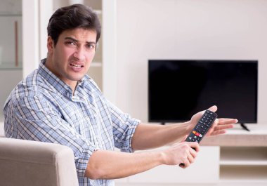 Bozuk televizyonu tamir etmeye çalışan adam