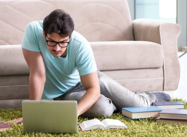 Evde üniversite sınavlarına hazırlanan öğrenci