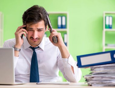 Ofiste intihar etmeyi düşünen yoksul bir işadamı.