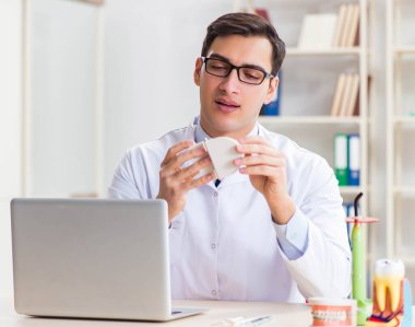 Diş hekimliği hastanesinde çalışan genç bir dişçi.