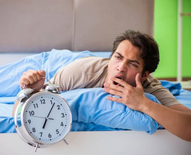 Uykusuzluk çeken bir adam.