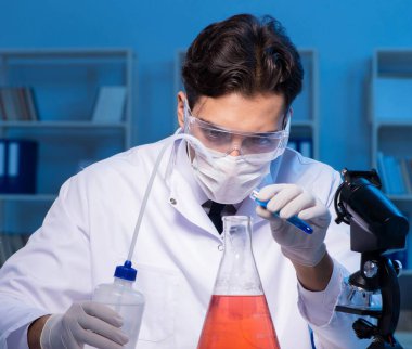 Kimya asistanı kimya laboratuvarında çalışıyor.