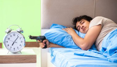 Uykusuzluk çeken bir adam.