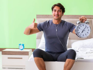Genç yakışıklı adam otel odasında sabah egzersizi yapıyor.