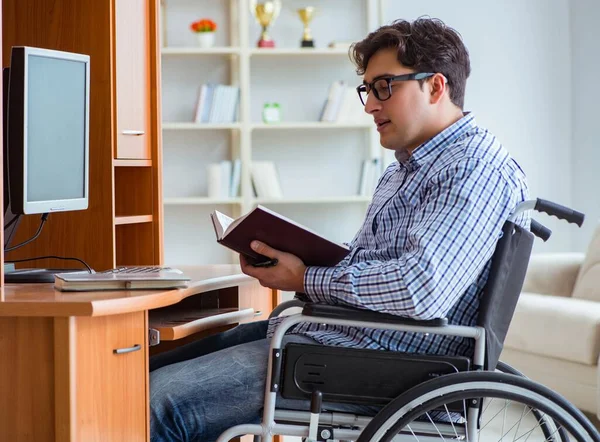 Estudiante discapacitado que estudia en casa en silla de ruedas —  Fotos de Stock