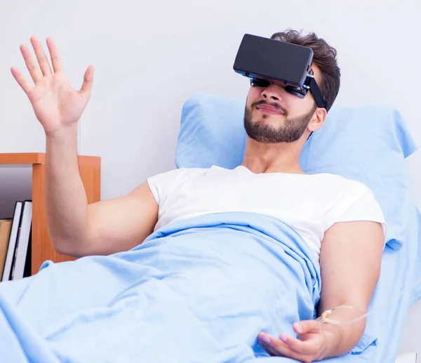 Paciente no hospital com óculos de realidade virtual — Fotografia de Stock