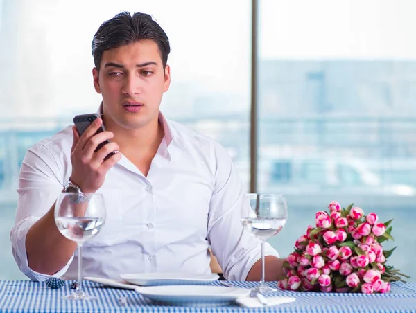 Schöner Mann allein im Restaurant Tante auf Datum — Stockfoto