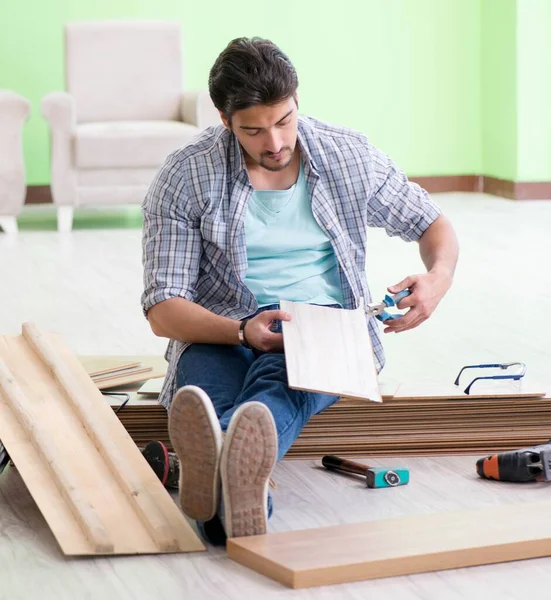 Evdeki döşemeleri döşeyen adam