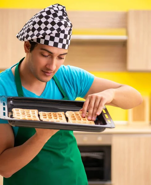 Człowiek gotować przygotowując ciasto w kuchni w domu — Zdjęcie stockowe
