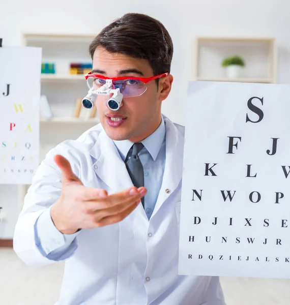 Eye doctor in eyecare concept in hospital — Stock Photo, Image