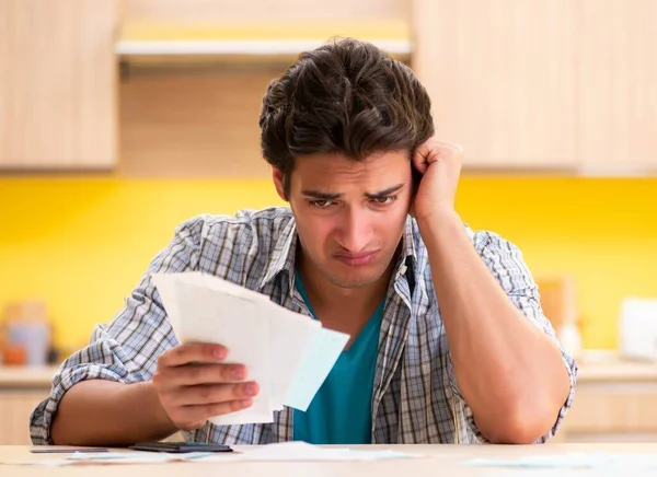 Joven marido en concepto de planificación presupuestaria — Foto de Stock