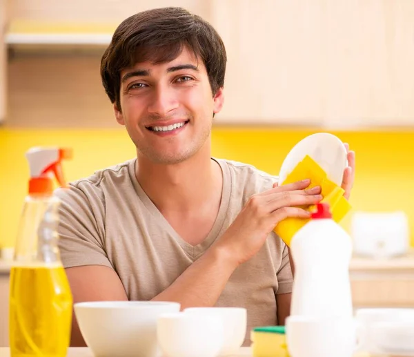 家で食器を洗う男 — ストック写真