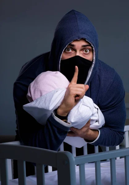 인간 아기를 훔쳐 가는 범죄, 인간 어린이를 노리는 사기 — 스톡 사진