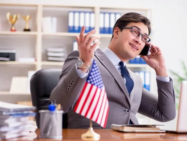 Homme d'affaires avec drapeau américain au bureau — Photo