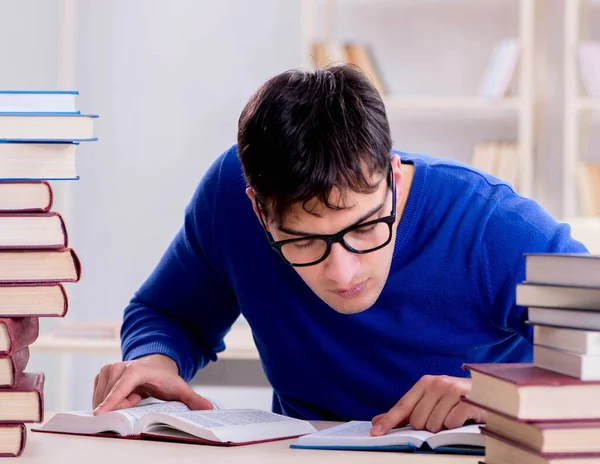 Erkek öğrenci üniversite kütüphanesinde sınava hazırlanıyor. — Stok fotoğraf