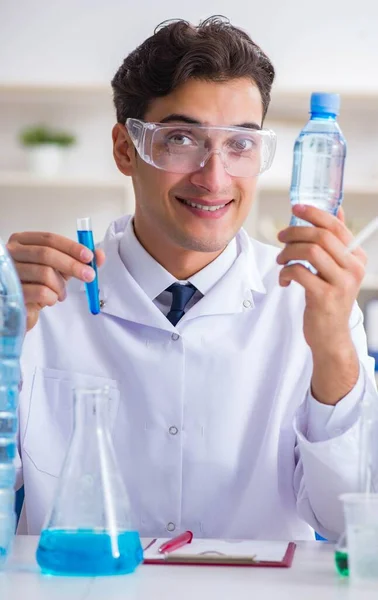 Laboratorieassistent som testar vattenkvaliteten — Stockfoto